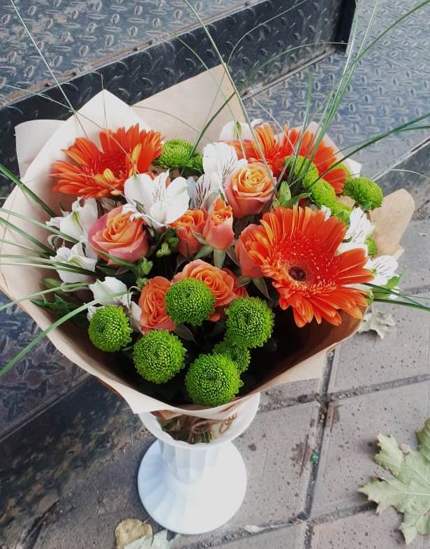 Букет цветов из: Герберы, Хризантемы, Альстромерии и Розы в Астрахани