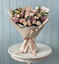 Букет цветов из:  Розы и Лизиантусы в Астрахани