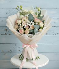 Букет цветов из:  Розы и Лизиантусы в Астрахани