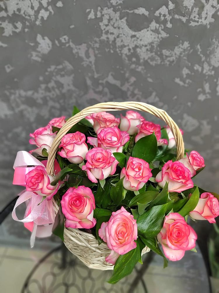 Цветочная композиция из Розы в корзине в Астрахани