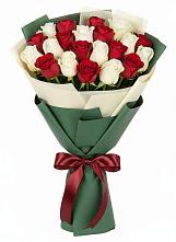 Букет Микс из красных и белых роз в Астрахани