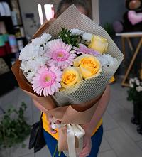 Букет цветов из:  Герберы, Розы и Хризантемы в Астрахани