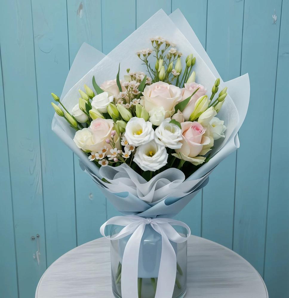 Букет цветов из: Розы и Лизиантусы в Астрахани