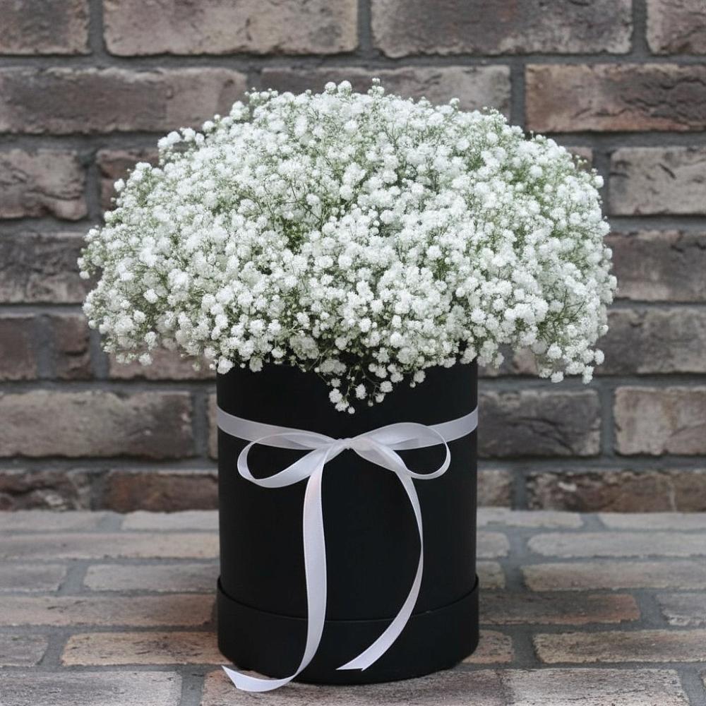 Цветочная композиция из Гипсофила в шляпной коробке в Астрахани