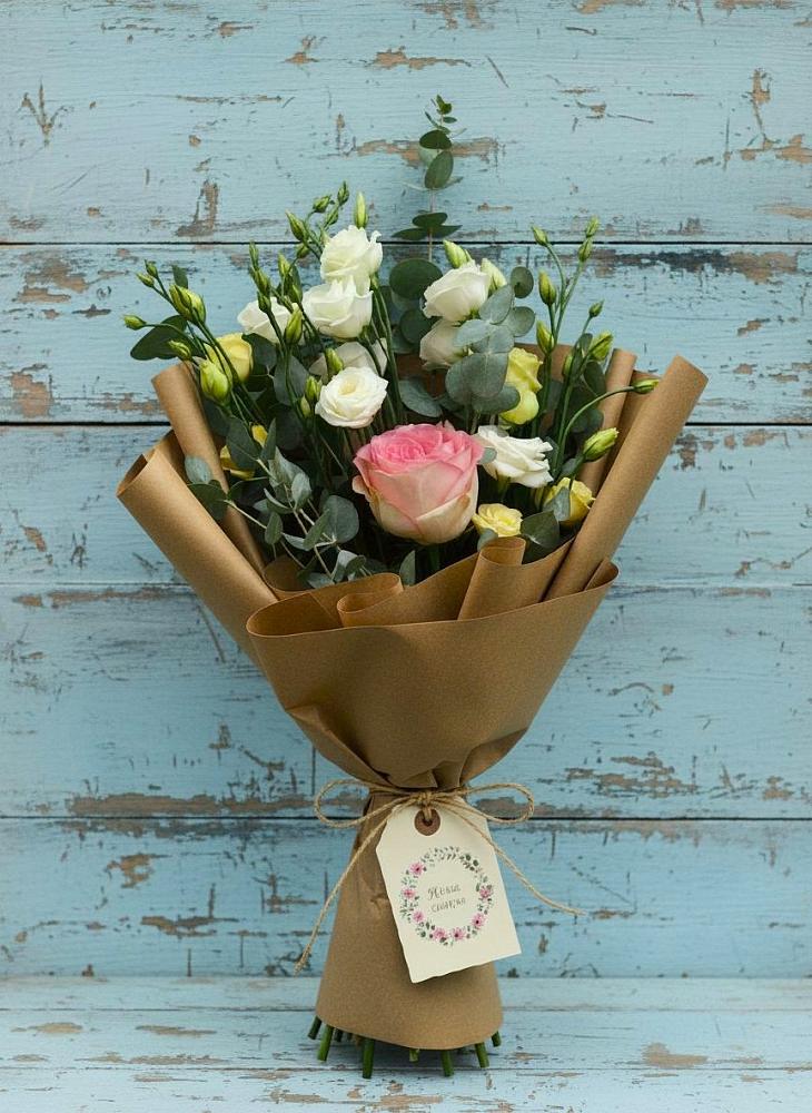 Букет цветов из: Розы и Лизиантусы в Астрахани