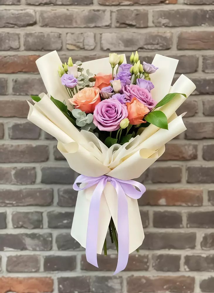 Букет цветов из: Лизиантусы и Розы в Астрахани