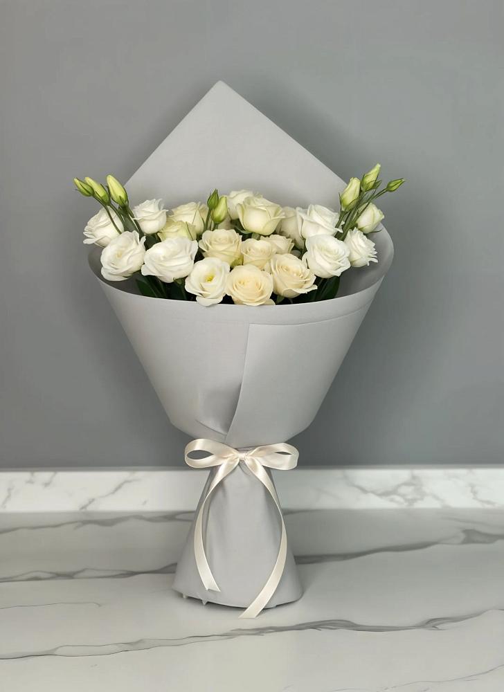 Букет цветов из: Розы и Лизиантусы в Астрахани