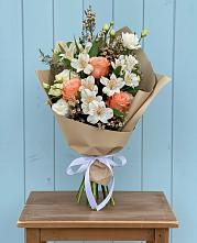 Букет цветов из:  Альстромерии, Лизиантусы, Розы и Хризантемы в Астрахани