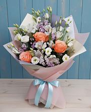 Букет цветов из:  Лизиантусы, Розы, Альстромерии и Гипсофила в Астрахани