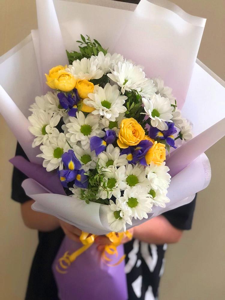 Букет цветов из: Ирисы, Хризантемы и Розы в Астрахани