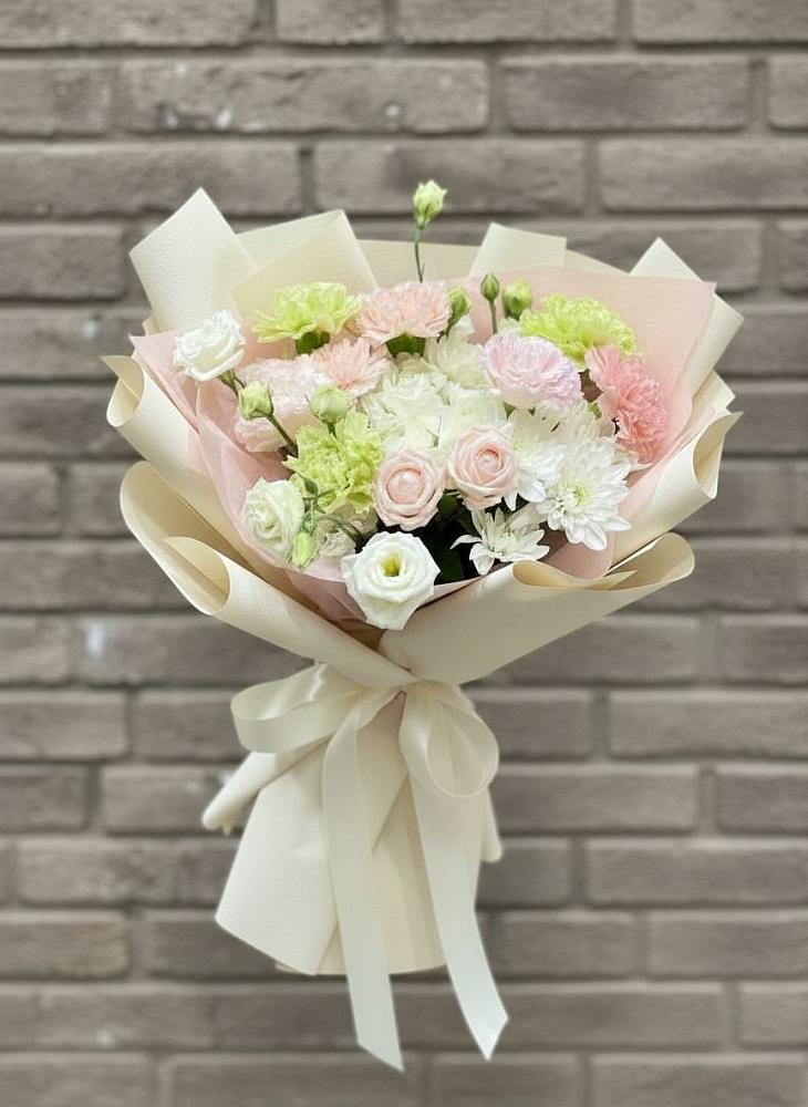 Букет цветов из: Гвоздики, Розы, Лизиантусы и Хризантемы в Астрахани