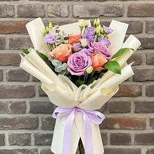 Букет цветов из:  Лизиантусы и Розы в Астрахани