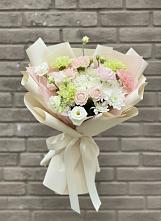 Букет цветов из:  Гвоздики, Розы, Лизиантусы и Хризантемы в Астрахани