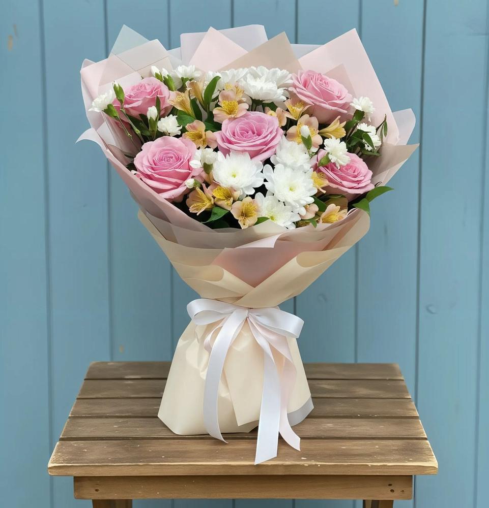 Букет цветов из: Гвоздики, Орхидеи и Розы в Астрахани