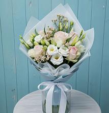 Букет цветов из:  Розы и Лизиантусы в Астрахани