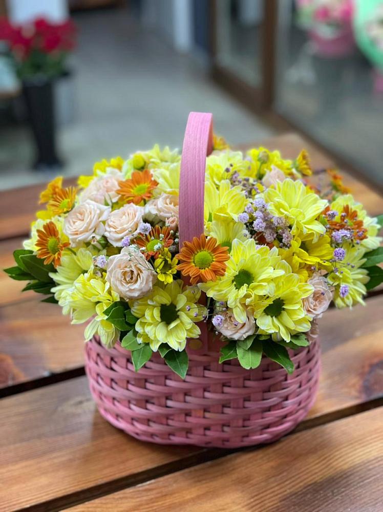 Цветочная композиция из Хризантемы и Розы в корзине в Астрахани