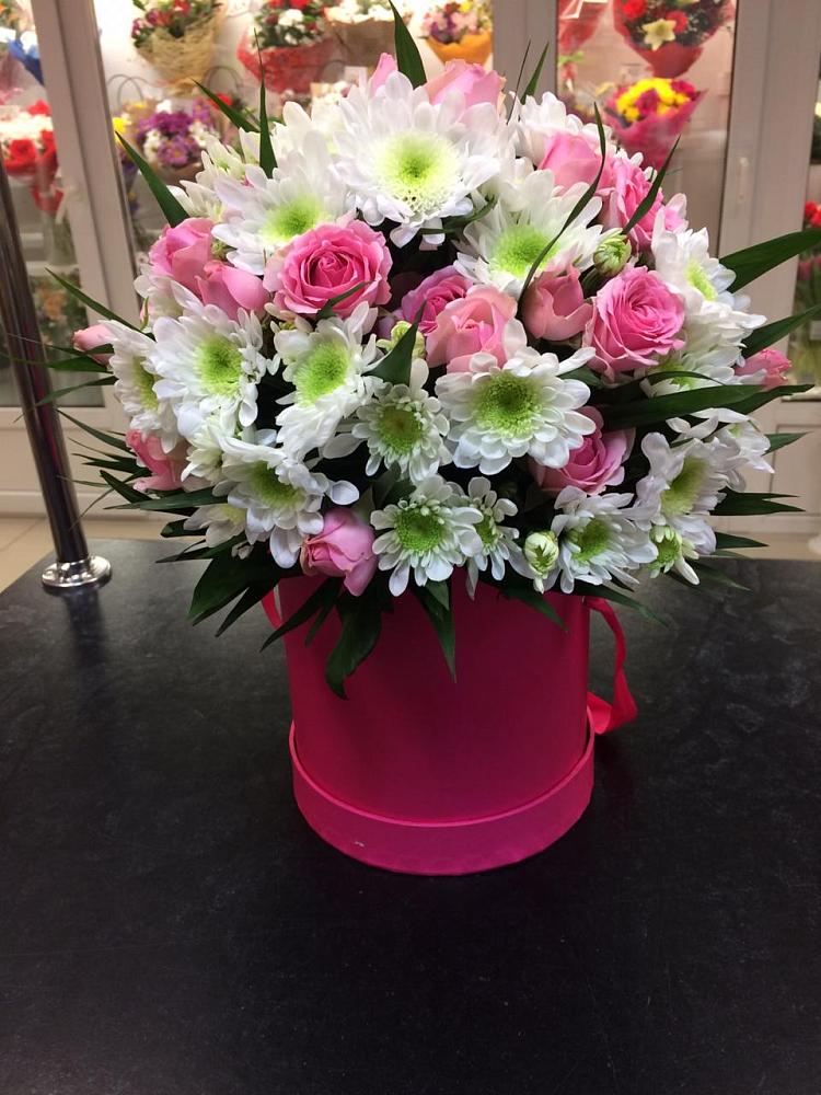 Цветочная композиция из Розы и Хризантемы в шляпной коробке в Астрахани