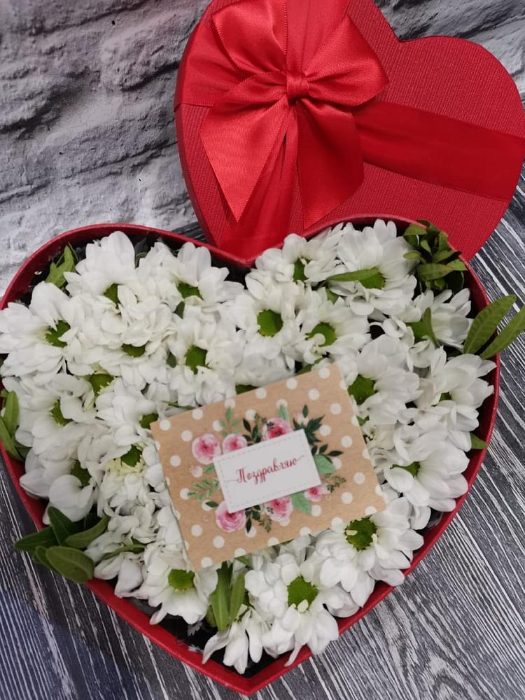 Цветочная композиция из Хризантемы в виде сердца в Астрахани