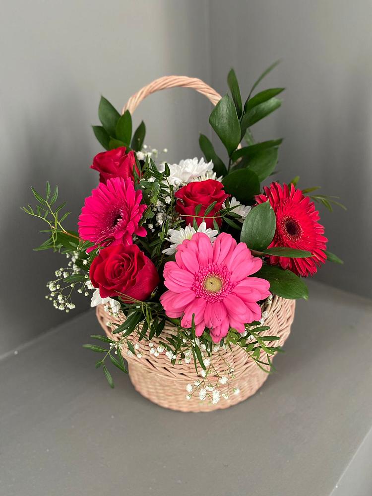Цветочная композиция из Розы, Хризантемы и Герберы в корзине в Астрахани