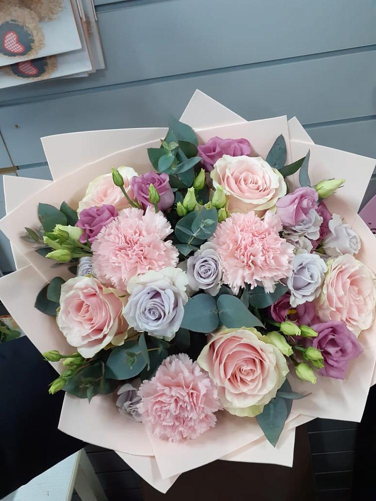 Букет цветов из: Розы, Гвоздики и Лизиантусы в Астрахани