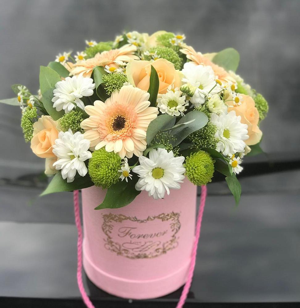 Цветочная композиция из Розы, Герберы и Хризантемы в шляпной коробке в Астрахани