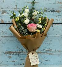Букет цветов из:  Розы и Лизиантусы в Астрахани