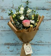 Букет цветов из:  Розы и Лизиантусы в Астрахани