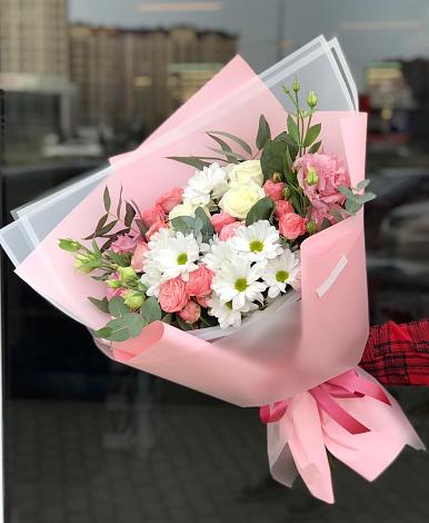 Букет цветов из: Розы, Лизиантусы и Хризантемы в Астрахани