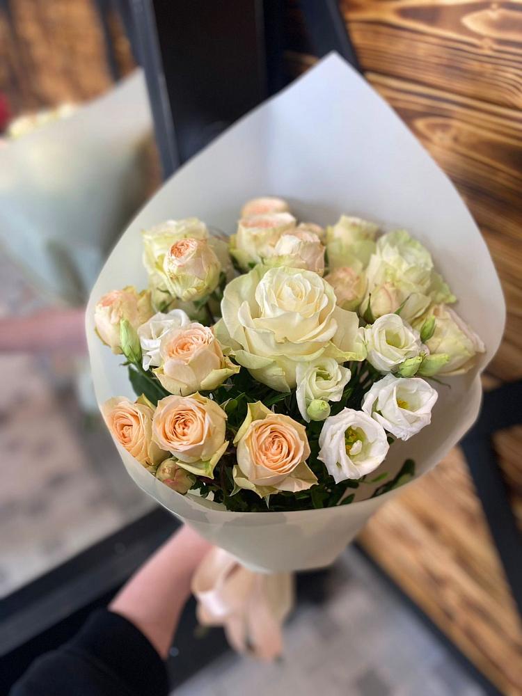 Букет цветов из: Розы и Лизиантусы в Астрахани