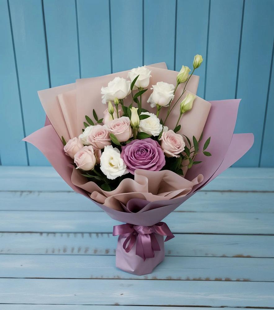 Букет цветов из: Розы и Лизиантусы в Астрахани